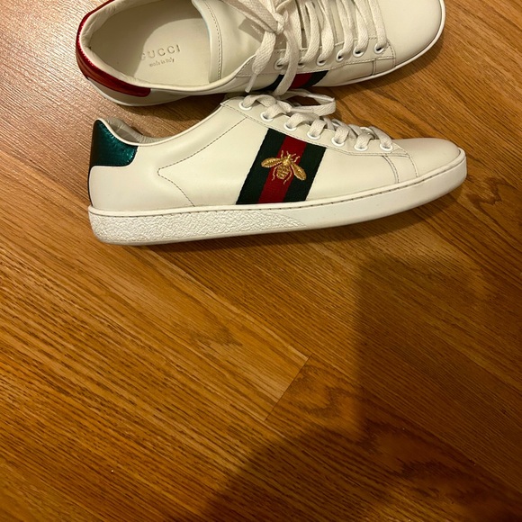 Gucci women’s size 39 US 8 with bee - Picture 1 of 3